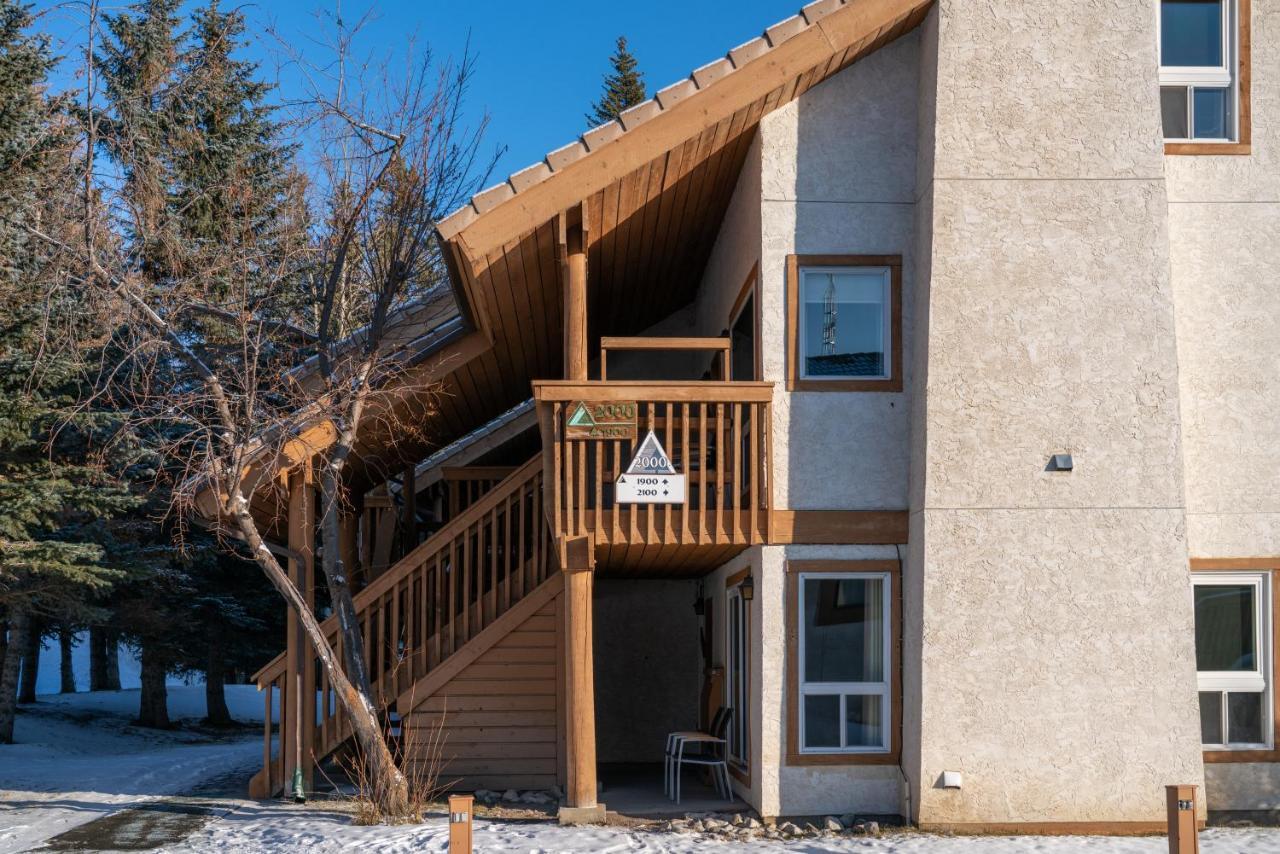 Banff Rocky Mountain Resort Exterior photo